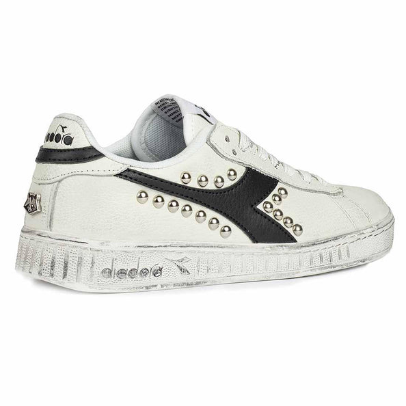 sneakers personalizzate diadora game low bianche con borchie e dettagli neri 