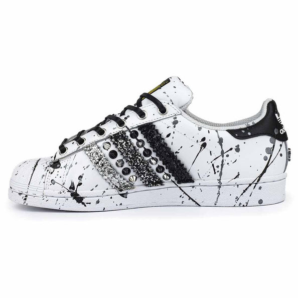 superstar con brillantini argento e neri con borchie e schizzi di vernice
